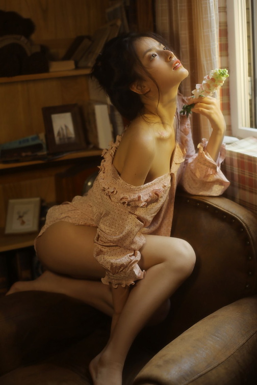 GirlAndFlower 308.jpg